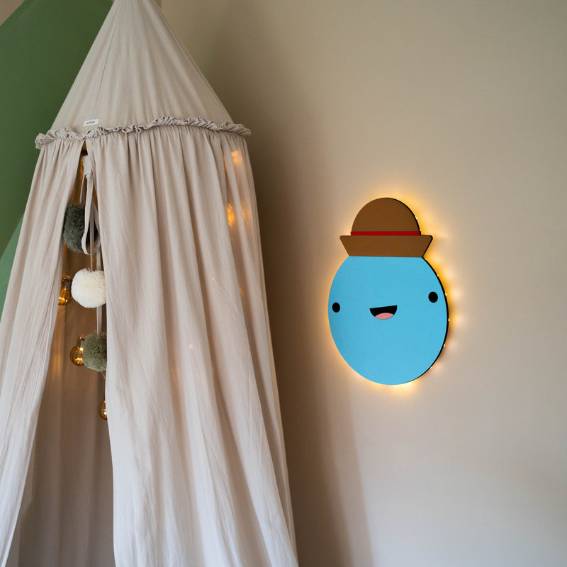 sengelampe til børn; blå væglampe som hænger på væg og lyser