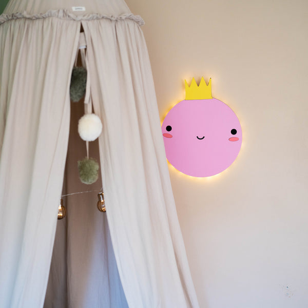 Natlampe til børn: prinsesse væglampe i pink på en væg