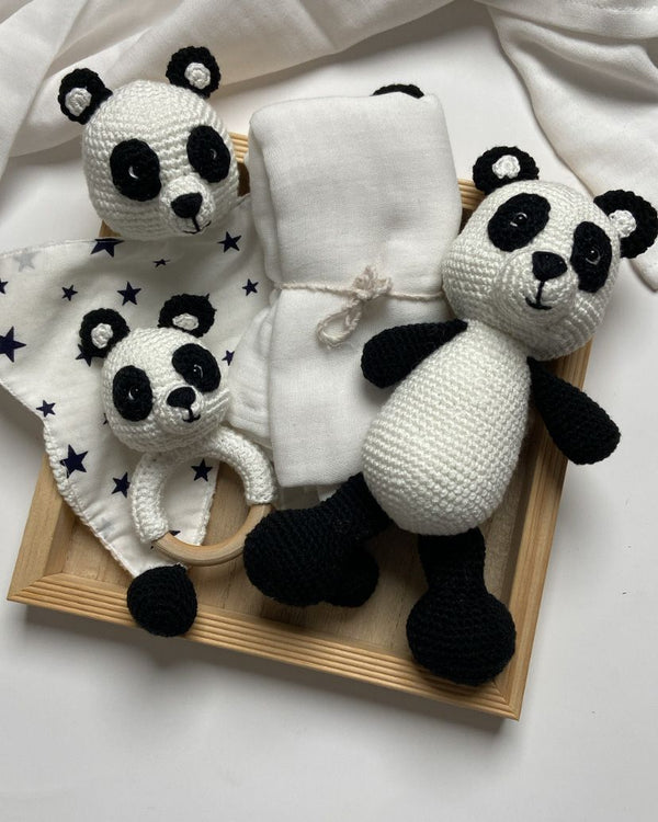 Babyshower gave eller barselsgave med pandabamse, pandarangle og pandanusseklud