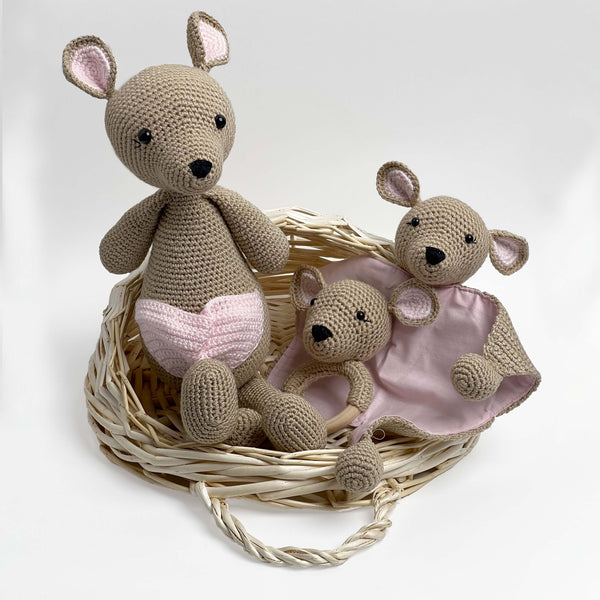 Babyshower gave eller barselsgave med lyserød kængurubamse, rangle og nusseklud