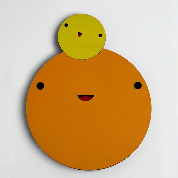 Sengelampe til børn: To smileys, ovenpå hinanden som smiler, den ene gul, den anden orange