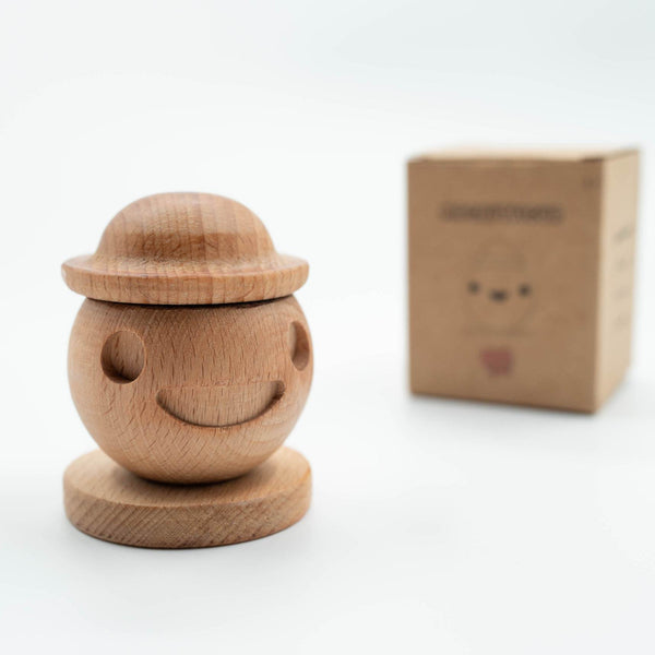 Trælegetøj: Træfigur med en hat som sidder fast vha. en magnet.